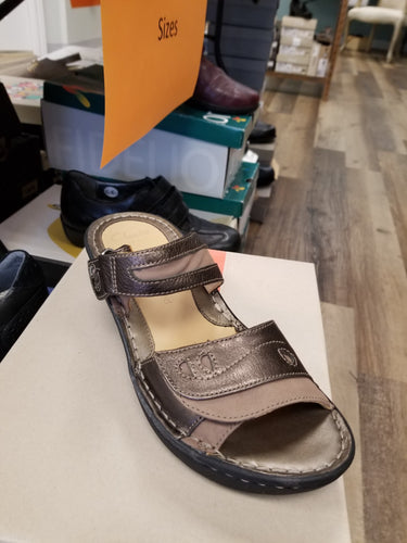 CLARKS Un Ames Sandals